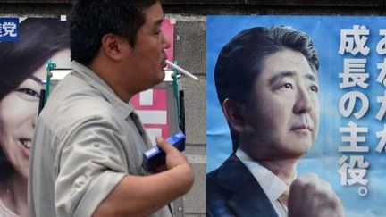 Shinzo Abe, ici sur une affiche de campagne, pourrait profiter d'une victoire aux élections sénatoriales pour modifier la Constitution pacifiste du pays. (Hitoshi Yamada/Nurphoto)