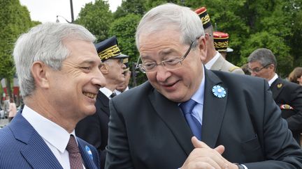 Le pr&eacute;sident de l'Assembl&eacute;e nationale, Claude Bartolone, et le pr&eacute;sident de la r&eacute;gion Ile-de-France, Jean-Paul Huchon, lors de la comm&eacute;moration du 70e anniversaire de la capitulation allemande, le 8 mai 2015, &agrave; Paris. (LOIC VENANCE / POOL / AFP)