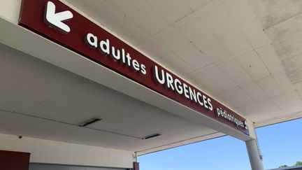 L'entrée des urgences de l'hôpital d'Orléans, le vendredi 13&nbsp;mai 2022. (ANNE-LAURE DAGNET / RADIOFRANCE)