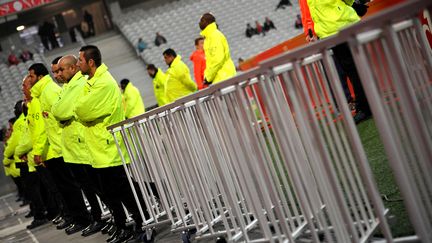 Des agents de sécurité  pendant le match de Ligue 1, le 14 avril 2018 au stade Pierre Mauroy à Lille,. (FRANCOIS LO PRESTI / AFP)