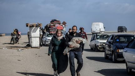 Des Palestiniens fuient les combats et les bombardements sur la ville de Khan Younès, dans le sud de la bande de Gaza, le 23 janvier 2024. (ABED ZAGOUT / ANADOLU / AFP)