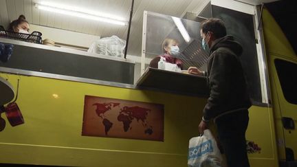 Liliane et sa fille Audrey distribuent des repas gratuitement aux étudiants rochelais, avec leur food-truck "La Cocotte Jaune". (CAPTURE D'ÉCRAN FRANCE 3)