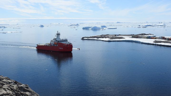 L'"Astrolabe", navire polaire des Terres australes et antarctiques françaises (TAAF), à l'approche de la base Dumont-d'Urville, en 2018. (LUCIE MAIGNAN / IPEV)