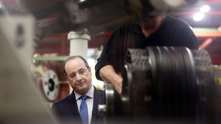 Fran&ccedil;ois Hollande, le 18 avril 2014, &agrave; Cebazat (Puy-de-D&ocirc;me), pr&egrave;s de Clermont-Ferrand. (PHILIPPE WOJAZER / POOL)