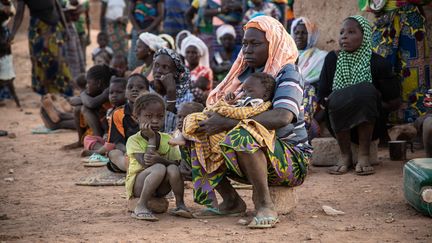 Des femmes et des enfants déplacés à Kaya, au nord du Burkina Faso, en février 2020. (OLYMPIA DE MAISMONT / AFP)