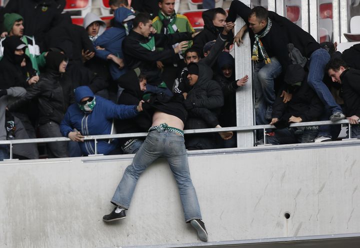 Un supporteur st&eacute;phanois tente de sauter par dessus les tribunes du stade&nbsp;Allianz Riviera &agrave; Nice, le dimanche 23 novembre 2013. (VALERY HACHE / AFP)