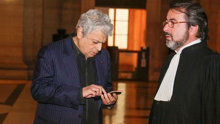 Enrico Macias et son avocat au procès de la filiale luxembourgeoise de la banque islandaise Landsbanki, en mai 2017.&nbsp; (V. LESAGE / MAXPPP)