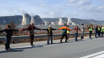 Des militants antinucl&eacute;aire forment une cha&icirc;ne humaine devant la centrale de Cruas, en Ard&egrave;che, le 11 mars 2012.&nbsp; (PHILIPPE DESMAZES / AFP)