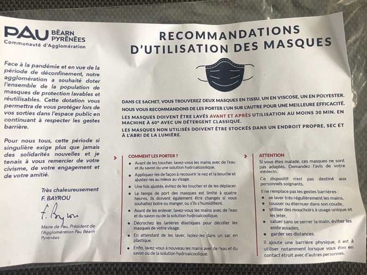 La notice de la ville de Pau (Pyrénées-Atlantiques) accompagnant le masque reçu par Didier Gaget lors d'une distribution, le 9 mai 2020.&nbsp; (DIDIER GAGET)