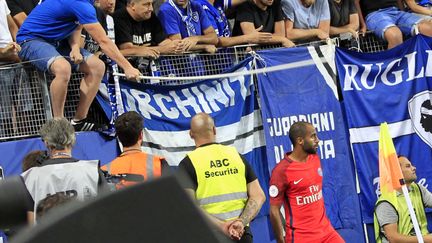 Lucas touché par une hampe souple d'un supporter bastiais le 12 août 2016 (PASCAL POCHARD CASABIANCA / AFP)