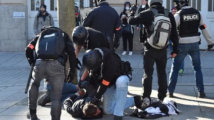 Des policiers interpellent un ''gilet jaune'' à Rennes, le 23 février 2019. (LOIC VENANCE / AFP)