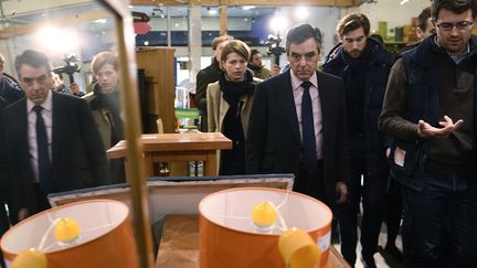 Le vainqueur de la primaire de la droite pour la présidentielle en visite au centre Emmaüs du 19e arrondissement de Paris (MARTIN BUREAU / AFP)