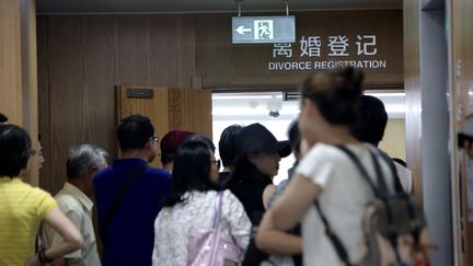 Des couples attendent devant un bureau de l'état civil, à Shanghai, le 30 août 2016. (WENG LEI / IMAGINECHINA / AFP)