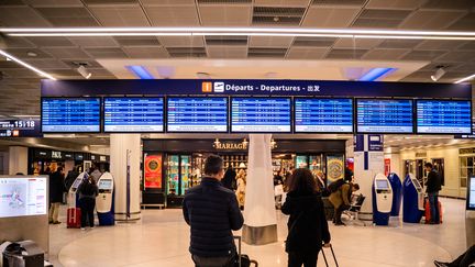 Le hall des départs de l'aéroport d'Orly, le 29 novembre 2019. (XOSE BOUZAS / HANS LUCAS / AFP)