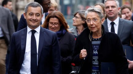 Elisabeth Borne et Gérald Darmanin arrivent à l'Elysée à Paris, le 4 janvier 2023. (GONZALO FUENTES / POOL / AFP)