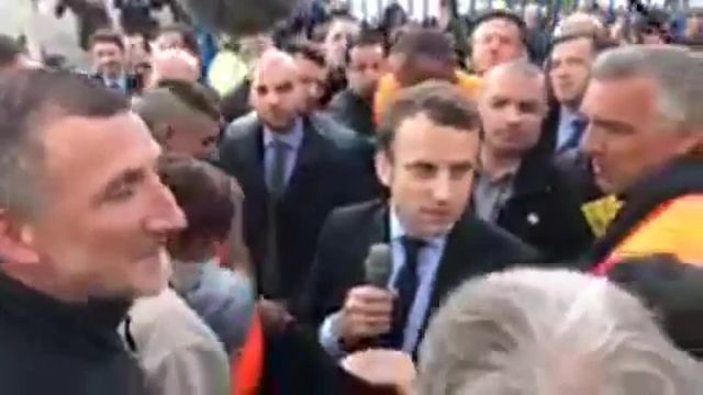 Emmanuel Macron avec les salariés de Whrilpool à Amiens