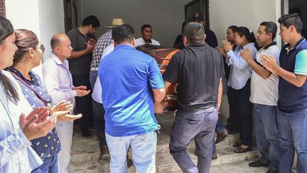 Les parents et amis de la journaliste mexicaine Norma Sarabia, sixième journaliste assassinée en 2019 au Mexique, portent son cercueil, dans l'État de Tabasco, au Mexique, le 12 juin 2019. (CARLOS PEREZ / AFP)