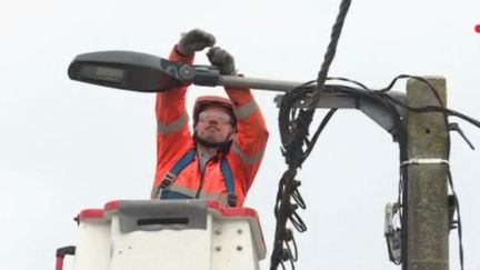 Installations de nouveaux lampadaires. (France 2)