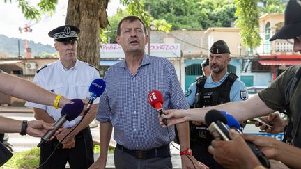 Le préfet de Mayotte Thierry Suquet lors d'une conférence de presse, le 24 avril 2023. (MORGAN FACHE / AFP)