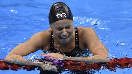 La nageuse danoise Pernille Blume est émue aux larmes après avoir décroché l'or en 50 m nage libre, le 13 août 2016. (CHRISTOPHE SIMON / AFP)