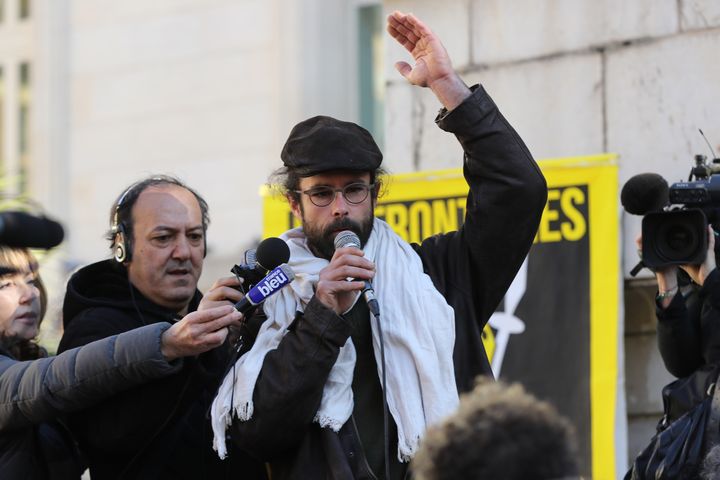 Cédric Herrou, devant le tribunal de Nice, le 4 janvier 2017. (VALERY HACHE / AFP)