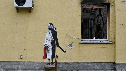 Photo d'archive prise le 16 novembre 2022 montrant le graffiti réalisé par Banksy sur le mur d'un bâtiment détruit dans la ville de Gostomel, près de Kiev. Le dessin a fait l'objet d'une tentative de vol le&nbsp;2 décembre. &nbsp; (GENYA SAVILOV / AFP)