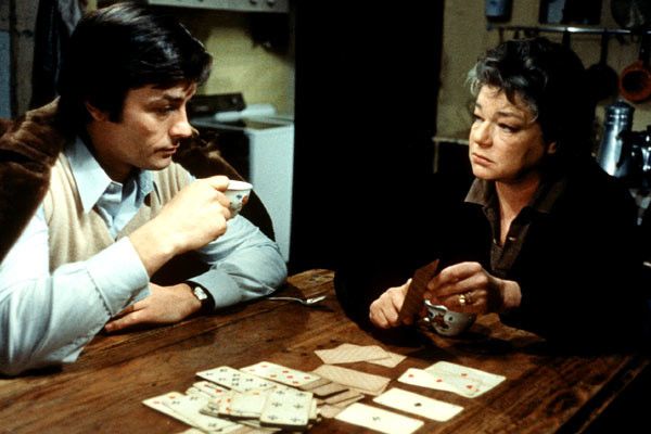 Alain Delon, le juge d'instruction face à Simone Signoret,&nbsp;une femme de caractère qui règne sur sa tribu. (Studio Canal)