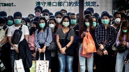 Des passagers attendent une navette fluviale sur un ponton à Bangkok, en Thaïlande, le 30 janvier 2020. Dix-neuf cas de coronavirus ont été signalés dans le pays. (MLADEN ANTONOV / AFP)