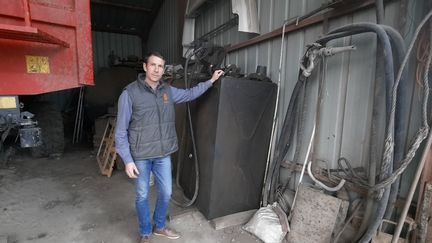 Benoit Vaux pose près de ses cuves de GNR, complètement vides. (FARIDA NOUAR / RADIO FRANCE)