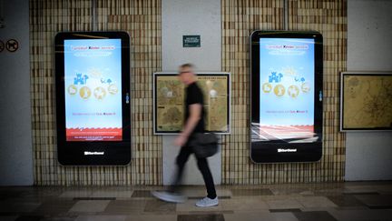 Un écran publicitaire dans le métro à Lille, le 14 juin 2017. (MAXPPP)