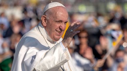 Le pape François salue les fidèles alors qu'il arrive pour célébrer une messe en plein air au sanctuaire national de Sastin-Straze&nbsp;(Slovaquie), le 15 septembre 2021. (TOMAS BENEDIKOVIC / AFP)