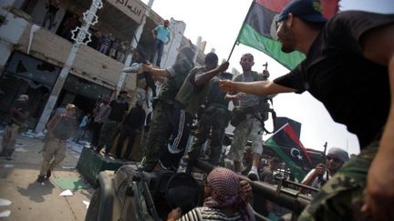 Des rebelles autour de l'ancien QG de Kadhafi à Tripoli, mercredi 24 août. (AFP - Patrick Baz)