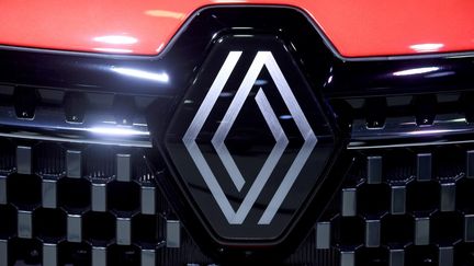 Le logo du groupe Renault, photographié lors du Salon de l'automobile à Paris, le 17 octobre 2022. (ERIC PIERMONT / AFP)