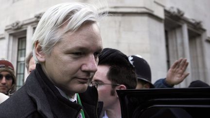 Le fondateur de WikiLeaks, Julian Assange, quitte la Cour supr&ecirc;me &agrave; Londres (Royaume-Uni), le 1er f&eacute;vrier 2012. (MIGUEL MEDINA / AFP)