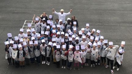 Le chef Olivier Chaput en visite dans une école pour sensibiliser les enfants au bien manger et aux bons produits. (LAURE ANIDJAR / OLIVIER CHAPUT)