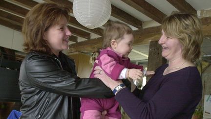 Une maman laisse son enfant, Lisa, 11 mois, à sa nourrice, à Jurques dans le Calvados, le 28 avril 2003.&nbsp; (MYCHELE DANIAU / AFP)