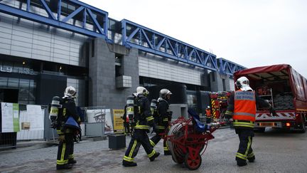 Des sapeurs-pompiers devant la Cit&eacute; des sciences et de l'industrie &agrave; Paris, o&ugrave; un feu s'est d&eacute;clar&eacute; dans la nuit du 19 au 20 ao&ucirc;t 2015. (THOMAS SAMSON / AFP)