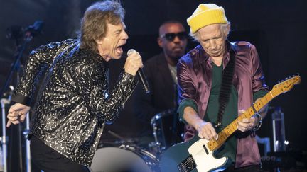 Mick Jagger et Keith Richards sur scène le 4 octobre 2021 à&nbsp;Pittsburgh (Pennsylvanie, Etats-Unis). (EMILY MATTHEWS/AP/SIPA / SIPA)