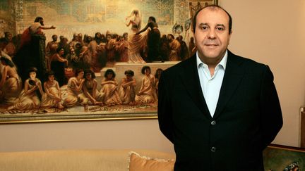 Belhassen Trabelsi, beau-frère de l'ancien dictateur tunisien Zine el Abidine Ben Ali, posant dans son bureau à Tunis en septembre 2010.&nbsp; (FETHI BELAID / AFP)