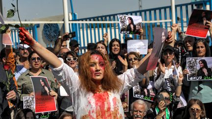 Les manifestations après la mort de&nbsp;Mahsa Amini s'étendent rapidement à la région, comme ici à Erbil dans le Kurdistan irakien, le 24 septembre 2022. (SAFIN HAMED / AFP)