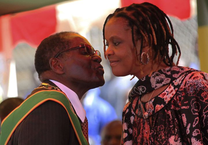 Robert Mugabe embrasse Grace, son épouse, lors des célébrations du 33e anniversaire de l'indépendance du pays à Harare le 18 avril 2013. (TSVANGIRAYI MUKWAZHI/AP/SIPA / AP)