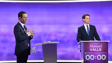 Benoît Hamon et Manuel Valls, le 25 janvier 2017, lors du débat de l'entre-deux-tours de la primaire de la gauche. (BERTRAND GUAY / AFP)