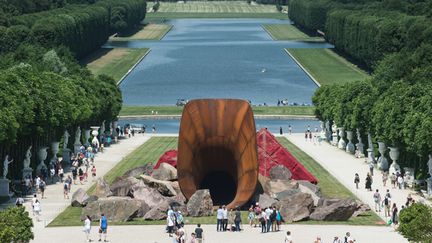 &nbsp; (Dirty Corner, l'oeuvre d'Anish Kapoor, exposée dans les jardins de Versailles. © Kamil Zihnioglu / SIPA)