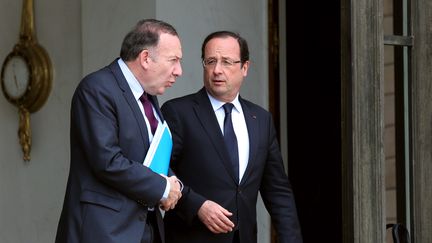 Le pr&eacute;sident du Medef, Pierre Gattaz (&agrave; G.), et le pr&eacute;sident de la R&eacute;publique, Fran&ccedil;ois Hollande, le 4 juillet 2013 &agrave; l'Elys&eacute;e, &agrave; Paris. (THOMAS SAMSON / AFP)