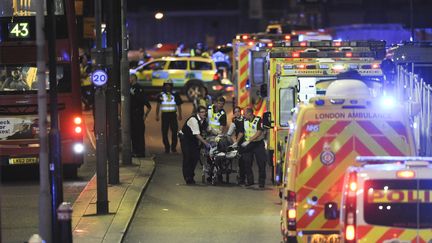 Les secours interviennent après l'attentat de Londres, le 4 juin 2017.&nbsp; (DANIEL SORABJI / AFP)