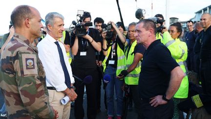 Le préfet de La Réunion Patrice Latron (2ème à gauche) et le commandant supérieur des forces armées dans la zone sud de l’océan indien Jean-Marc Giraud (à gauche). Le 15 décembre 2024 (ARNAUD FINISTRE / AFP)