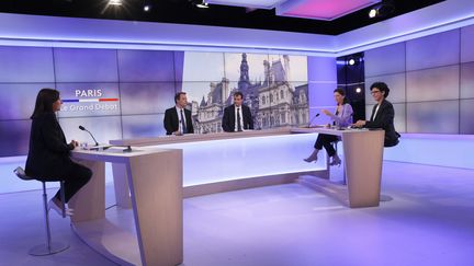 Rachida Dati, Agnès Buzyn et&nbsp;Anne Hidalgo, lors du débat pour le second tour des élections municipales, le 17 juin 2020, à Paris. (THOMAS SAMSON / AFP)