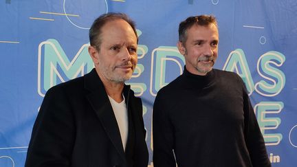 Bernard Minier (G), Franck Thilliez (D), le 22 novembre 2022, deux maîtres du polar français qui se sont frottés à l'adaptation télévisée. (ARIANE SCHWAB / RADIO FRANCE)