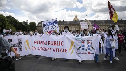 Des soignants manifestent place des Invalides pour réclamer davantage de moyens pour l'hôpital public, le 16 juin 2020. (YANN CASTANIER / AFP)