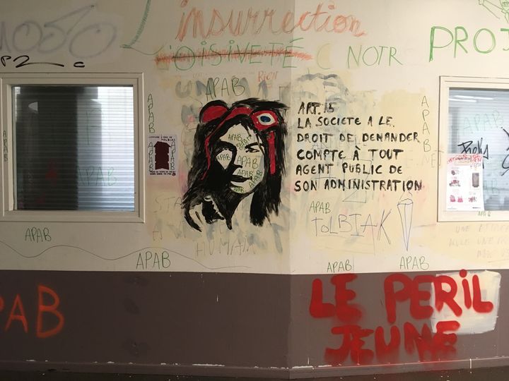 Des graffitis recouvrent les murs de la faculté occupée de Tolbiac, le 18 avril 2018 à Paris. (BENOIT ZAGDOUN / FRANCEINFO)